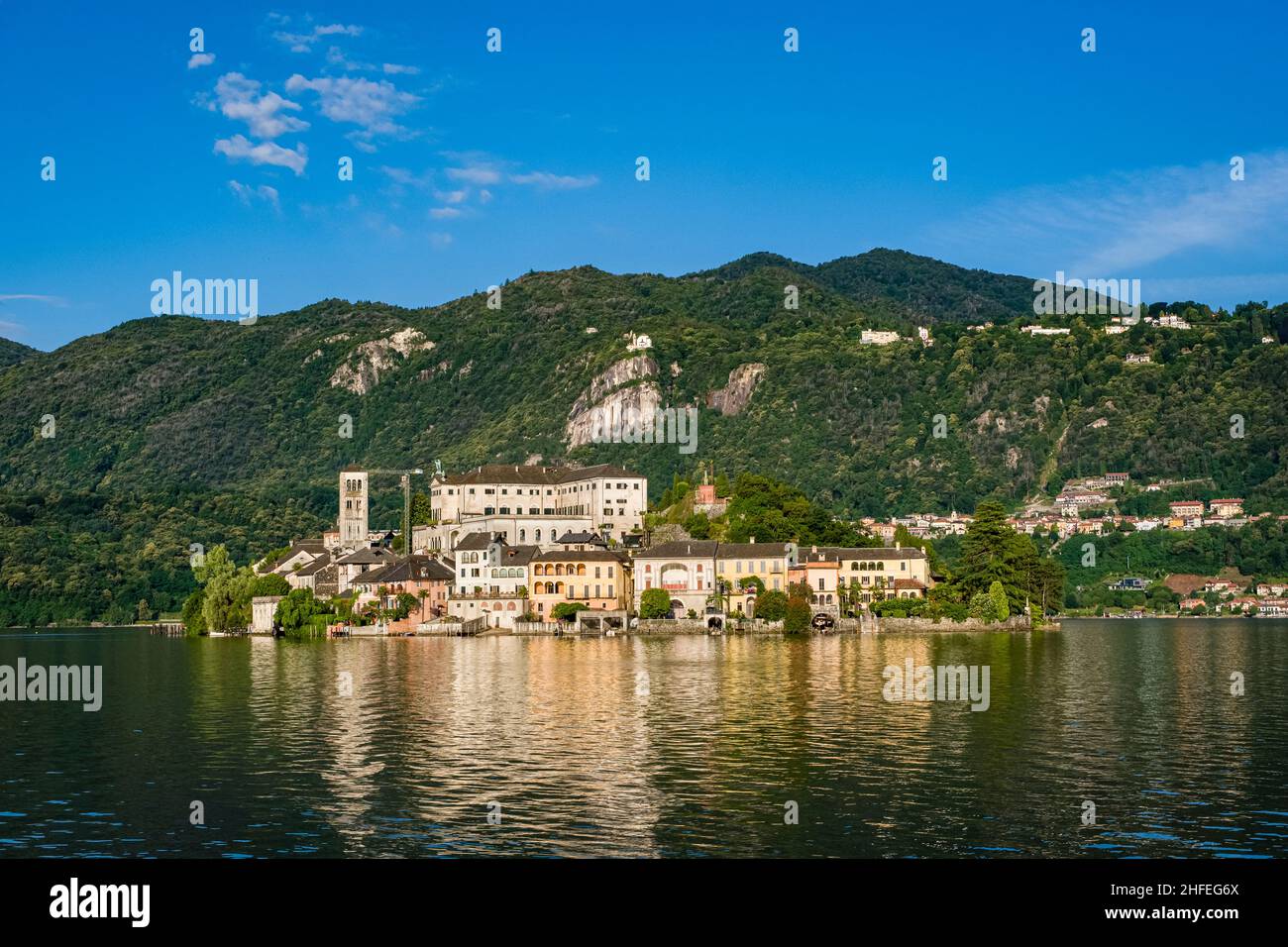 Isola di San Giulio con Basilica di San Giulio vista sul Lago d'Orta, montagne circostanti in lontananza. Foto Stock