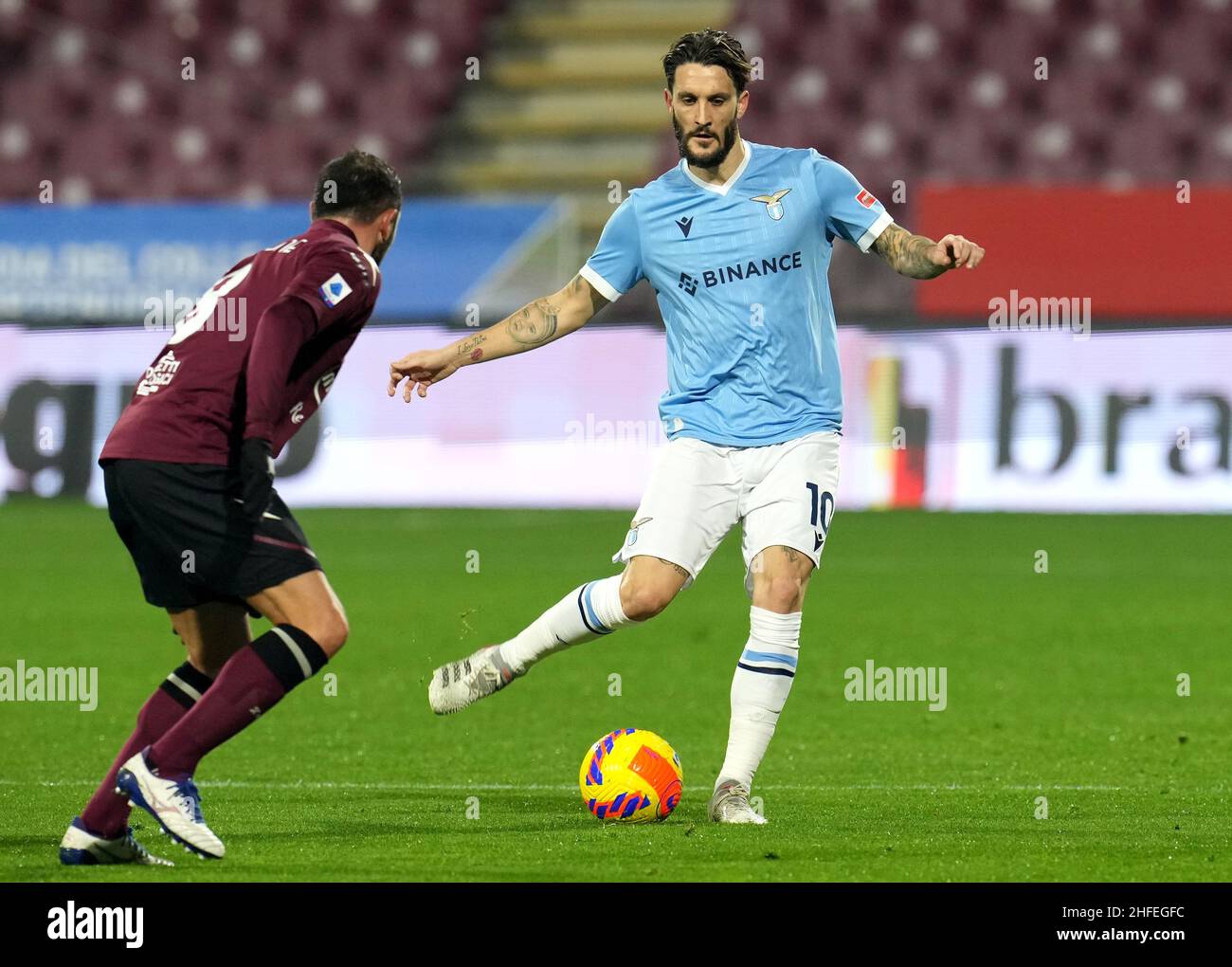 SALERNO, ITALIA - GENNAIO 15: Luis Alberto della SS Lazio compete per la palla con Andrea Schiavone della US Salernitana, durante la serie Una partita tra la US Salernitana e la SS Lazio allo Stadio Arechi il 16 Gennaio 2022 a Salerno, Italia. (Foto tramite MB Media) Foto Stock