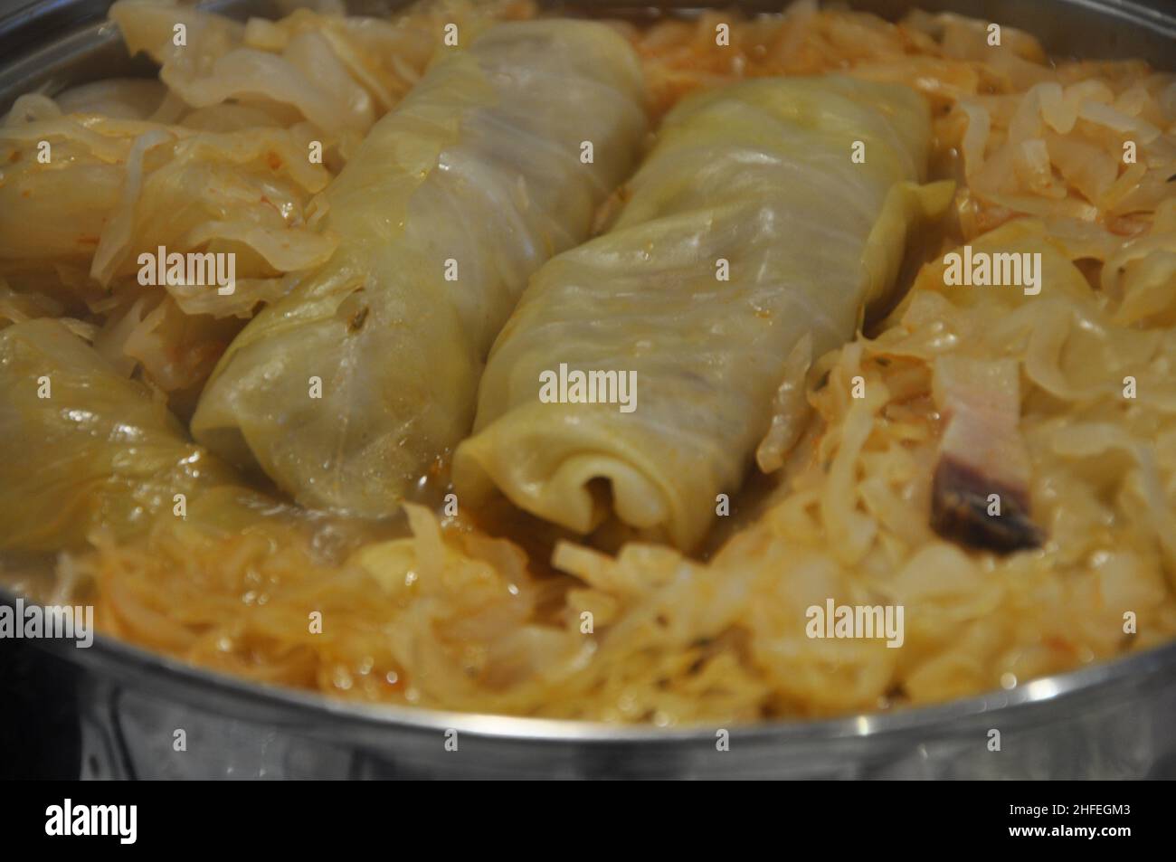 Panini Sarma, pasto tradizionale croato, foglie di cavolo fermentato farcite con carne macinata.Sarma - foglie di cavolo sottaceto farcite con carne macinata e. Foto Stock