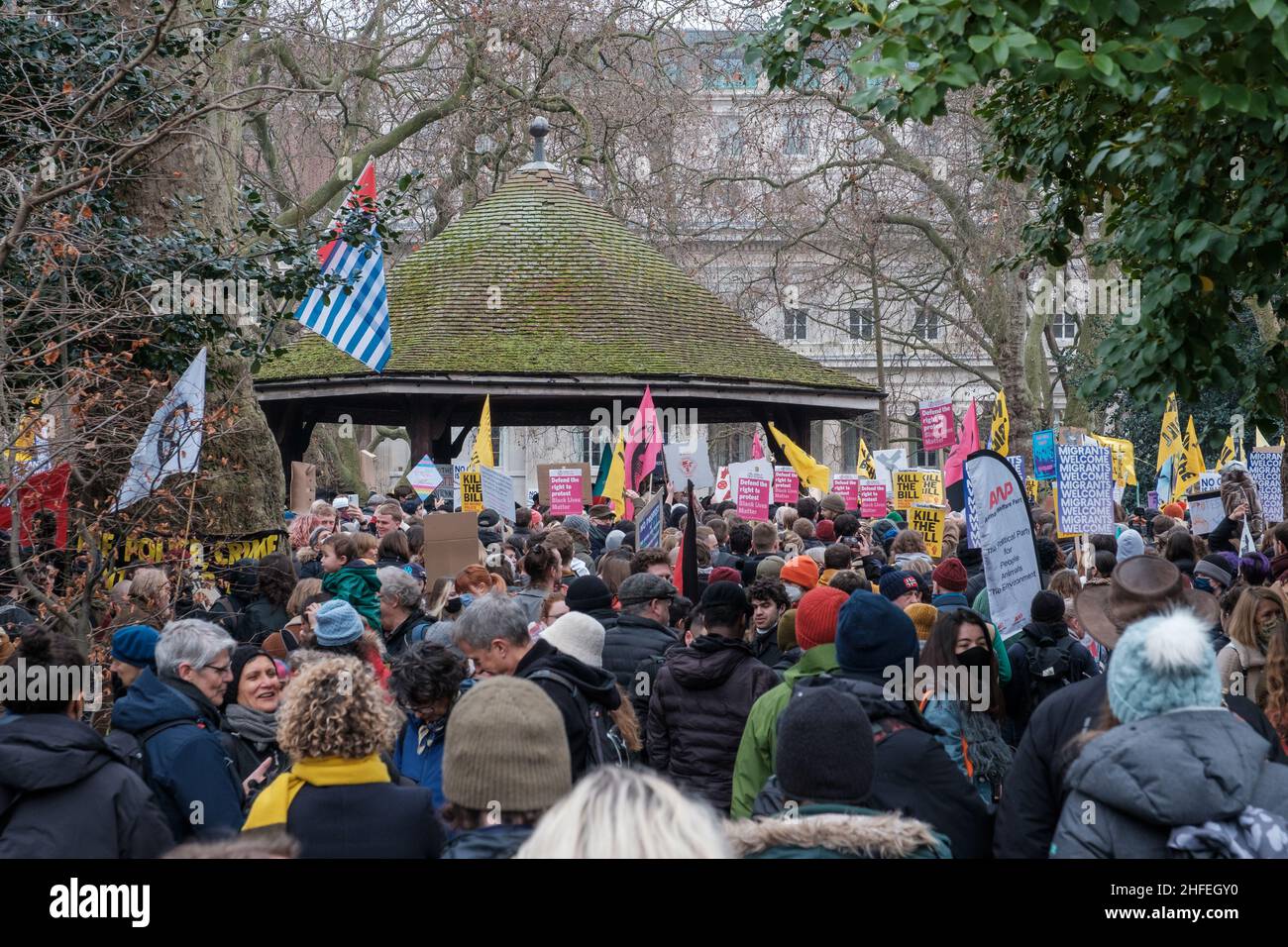 I manifestanti di diversi gruppi di proteste con sede nel Regno Unito si sono Uniti per marciare per le strade di Londra per protestare contro l'aganista dell'alto opposto PCSC Bill Foto Stock