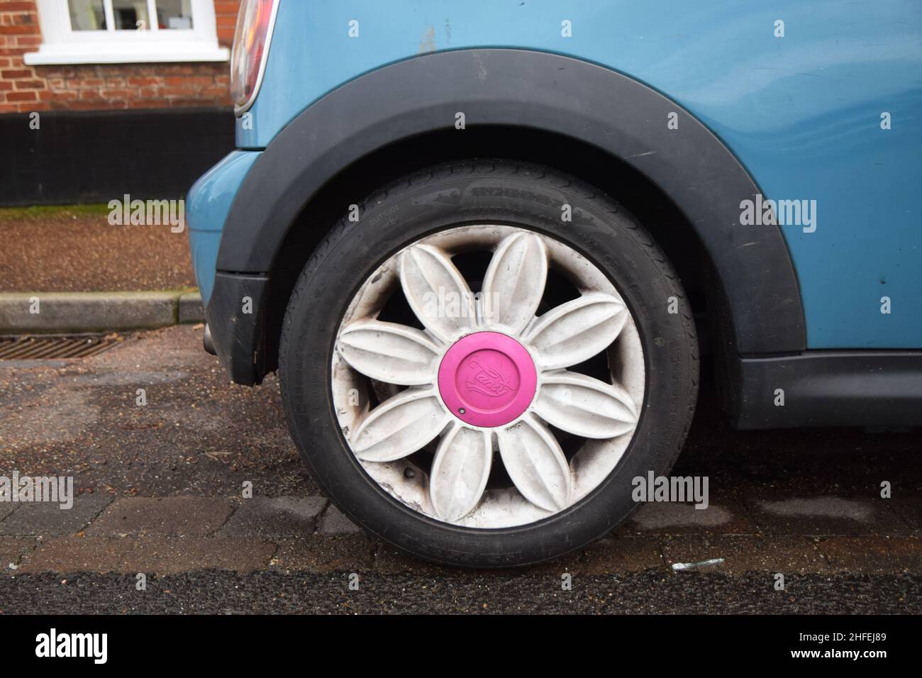 daisy hubcap in auto, inghilterra Foto Stock