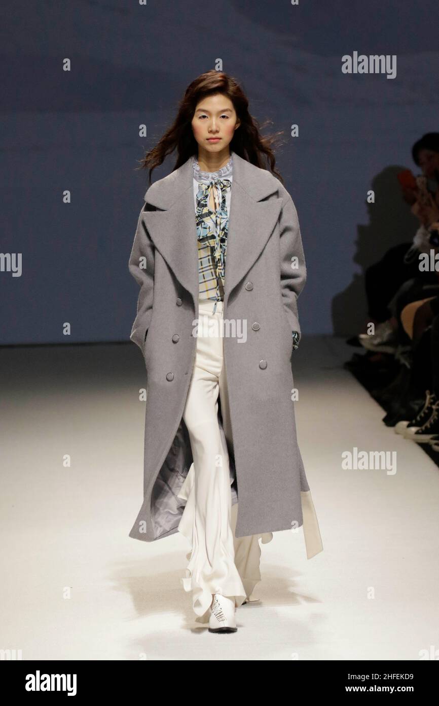 Marzo 23, 2018-Seoul, Corea del Sud-Models Cat Walk sulla pista durante un F/W Seoul Fashion Week Designer LIE show 2018 al DDP di Seoul, Corea del Sud. Foto Stock