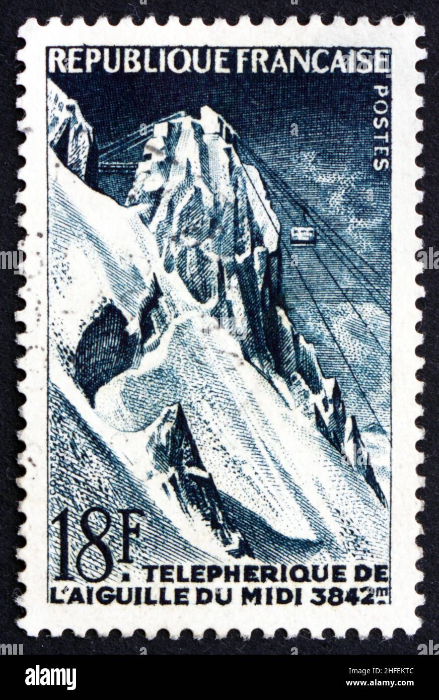 FRANCIA - CIRCA 1956: Un francobollo stampato in Francia mostra funivia a Pic du Midi, montagna nei Pirenei francesi famosa per le sue Obs astronomiche Foto Stock