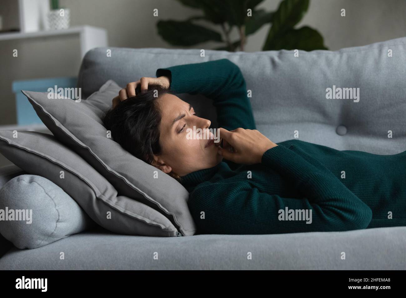 Frustrata ansiosa giovane donna infelice perso in pensieri negativi. Foto Stock