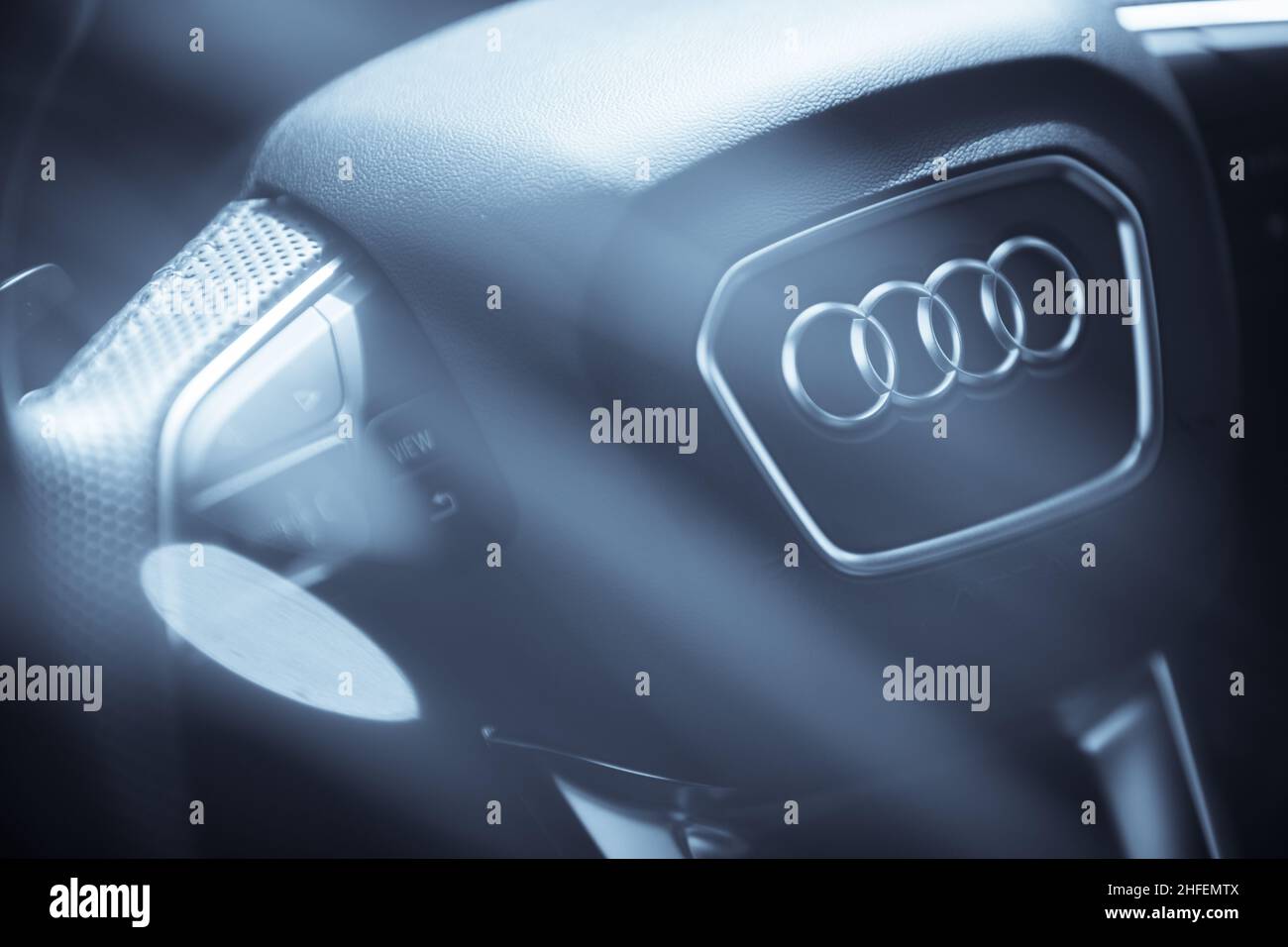 BUCAREST, ROMANIA - 10 ottobre 2021: Immagine editoriale illustrativa il logo Audi sul volante. Foto Stock
