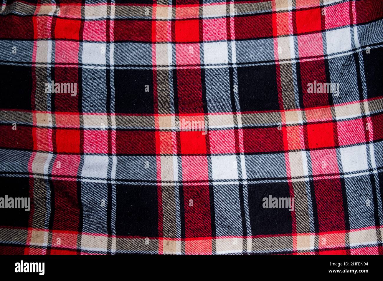 Motivo a ciuffo di bufala rosso e nero. Sfondo Lumberjack. Texture classica rossa scozzese con motivo a gingham. Foto Stock