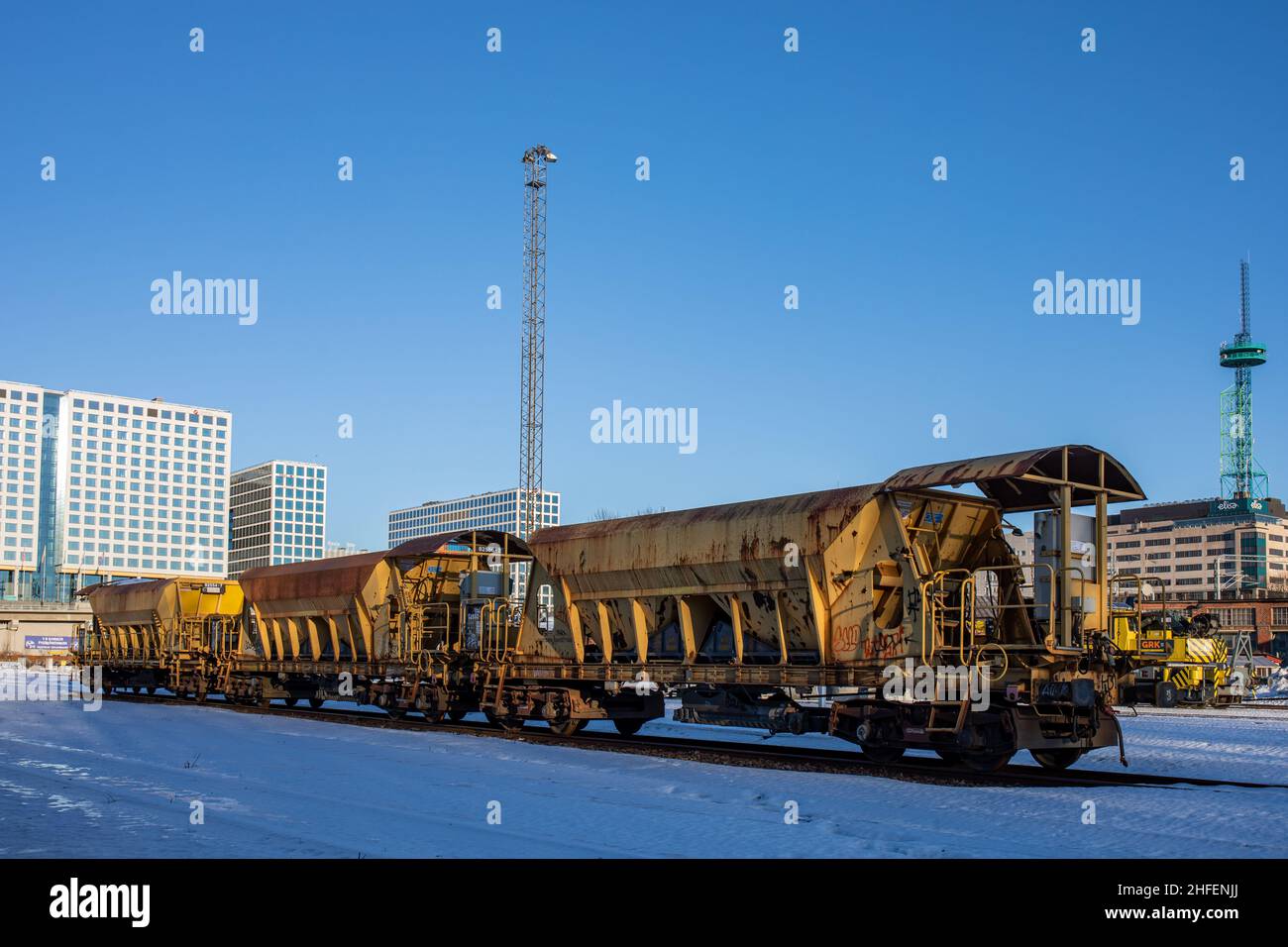 Vagoni di zavorra sul vecchio cantiere ferroviario in una giornata invernale soleggiata nel distretto di Pasila di Helsinki, Finlandia Foto Stock