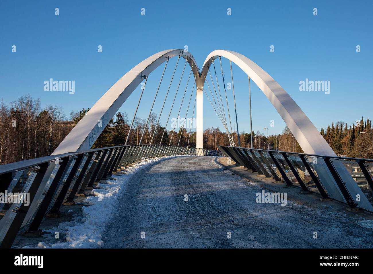 Aurororosilta. Passerella footbridge su Nordenskiöldinkatu a Helsinki, Finlandia. Foto Stock