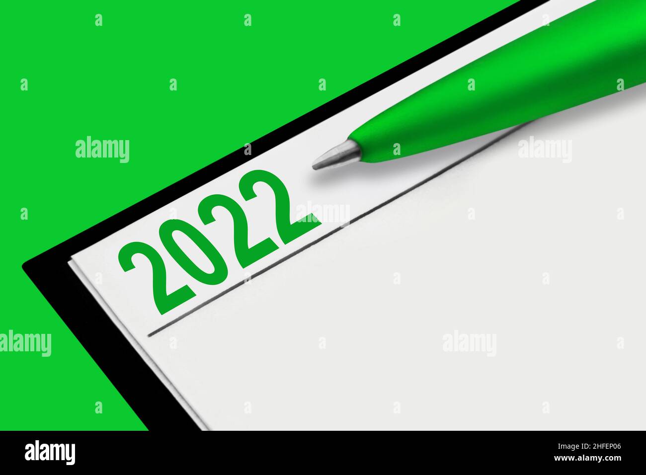 Libro e ballare su sfondo verde Foto Stock