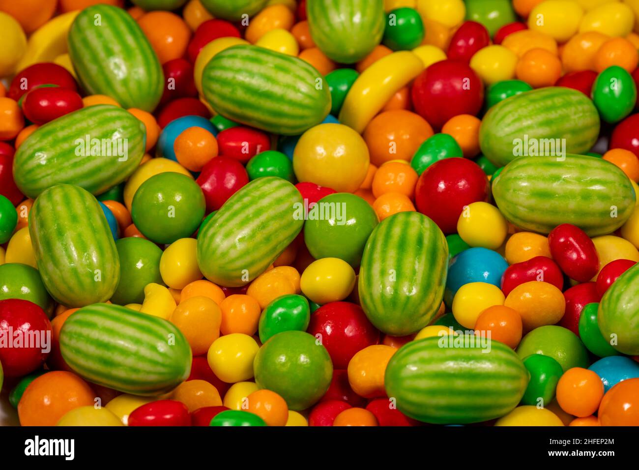 Telaio completo di confezionate singolarmente bianco, rosso, arancione e  verde caramelle dure Foto stock - Alamy