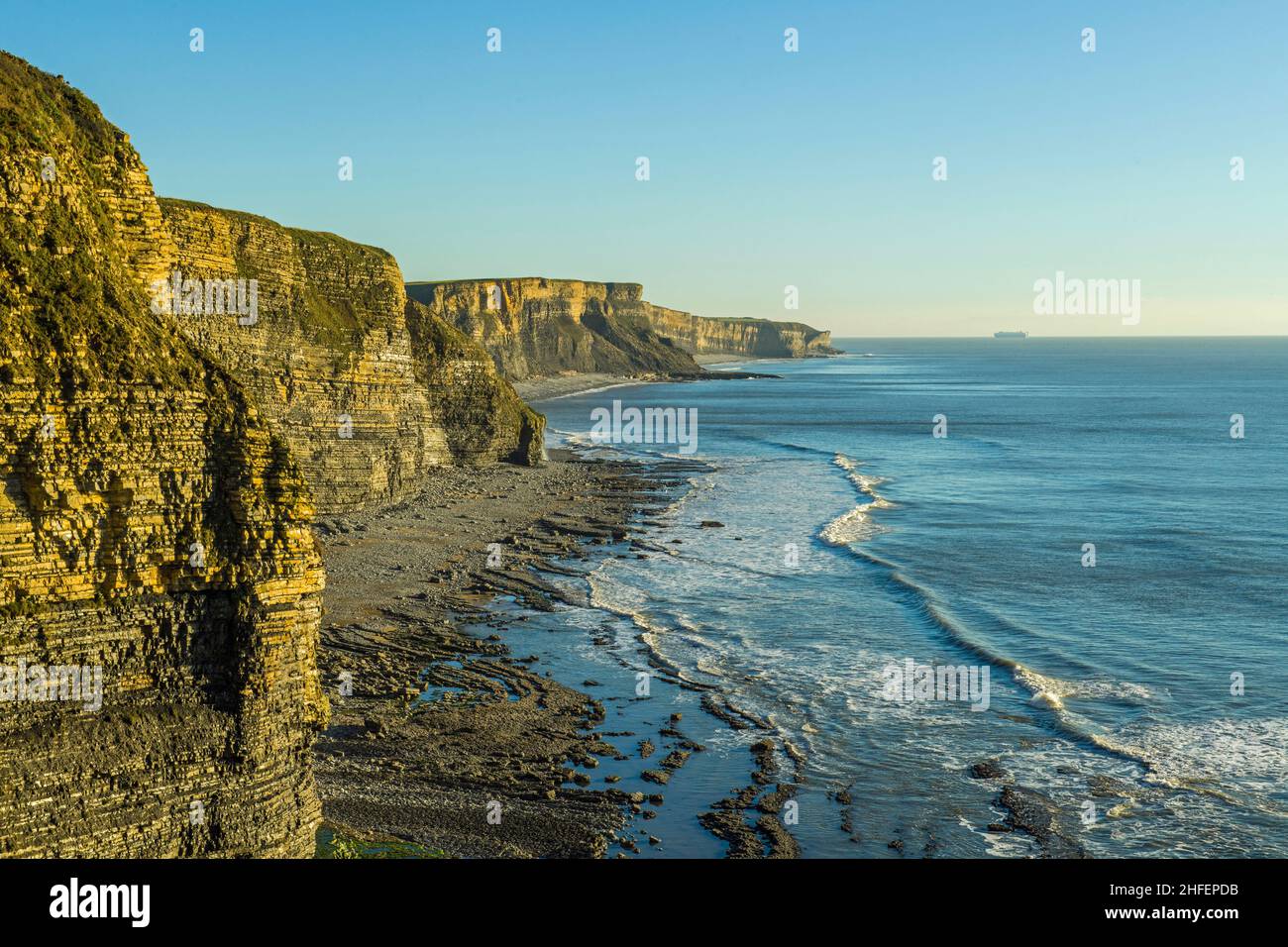 Una vista lungo l'estremità occidentale della Glamorgan Heritage Coast come visto da Southerndown nel mese di gennaio Foto Stock