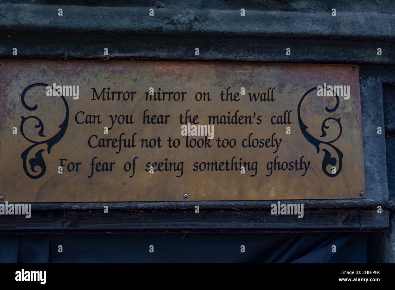 Alton Towers, dove la magia non finisce mai, immagini di alta qualità del parco a tema e montagne russe migliori del Regno Unito, segni e vista del Haunted Wood Walk Foto Stock