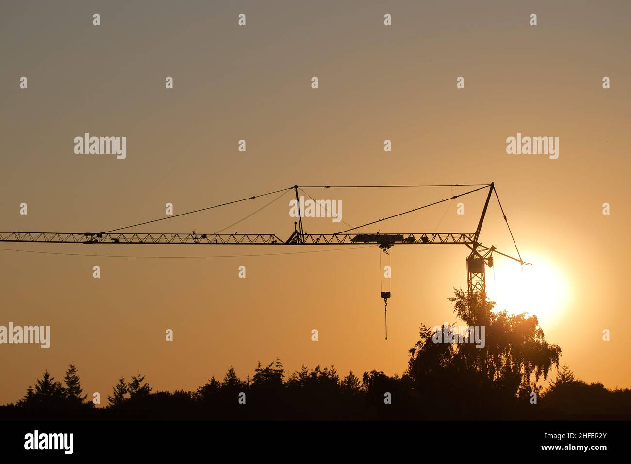 Kran nach feierabend im sonnenuntergang Foto Stock