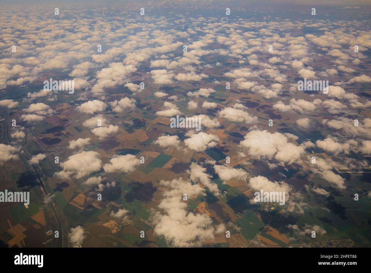 Formazioni di nuvole sopra la parte meridionale della Romania come visto da un aereo in una giornata estiva soleggiata. Foto Stock