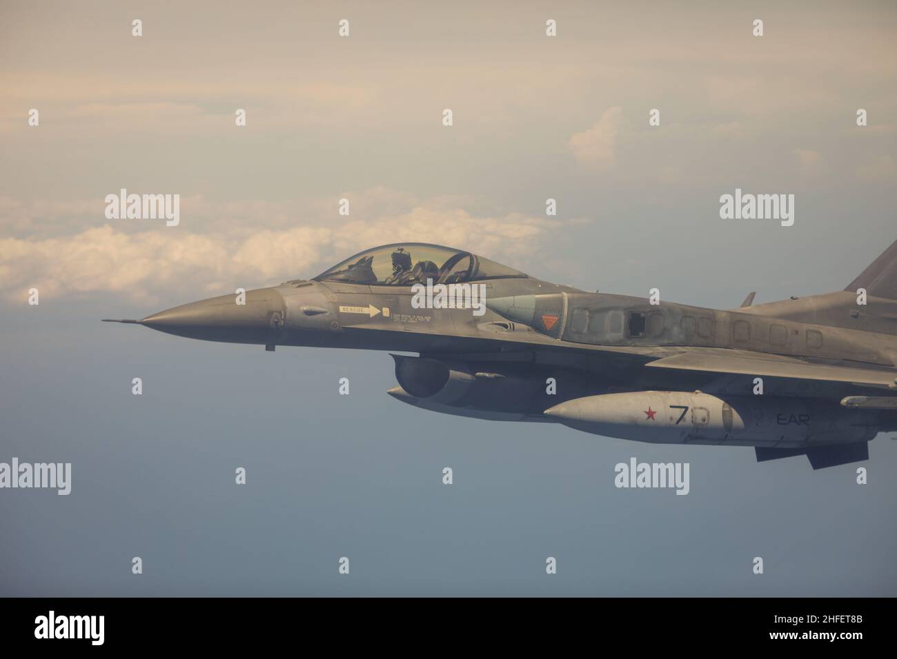 Bucarest, Romania - 2 luglio 2021: F16 combattere gli aerei da combattimento multirole Falcon in un esercizio di polizia aerea. Foto Stock