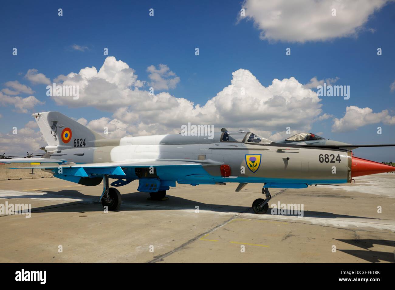 Mihail Kogalniceanu, Romania - 2 luglio 2021: Forza aerea rumena Mikoyan-Gurevich MIG-21 Lancer caccia supersonica a getto in mostra presso un aereo di polizia Foto Stock