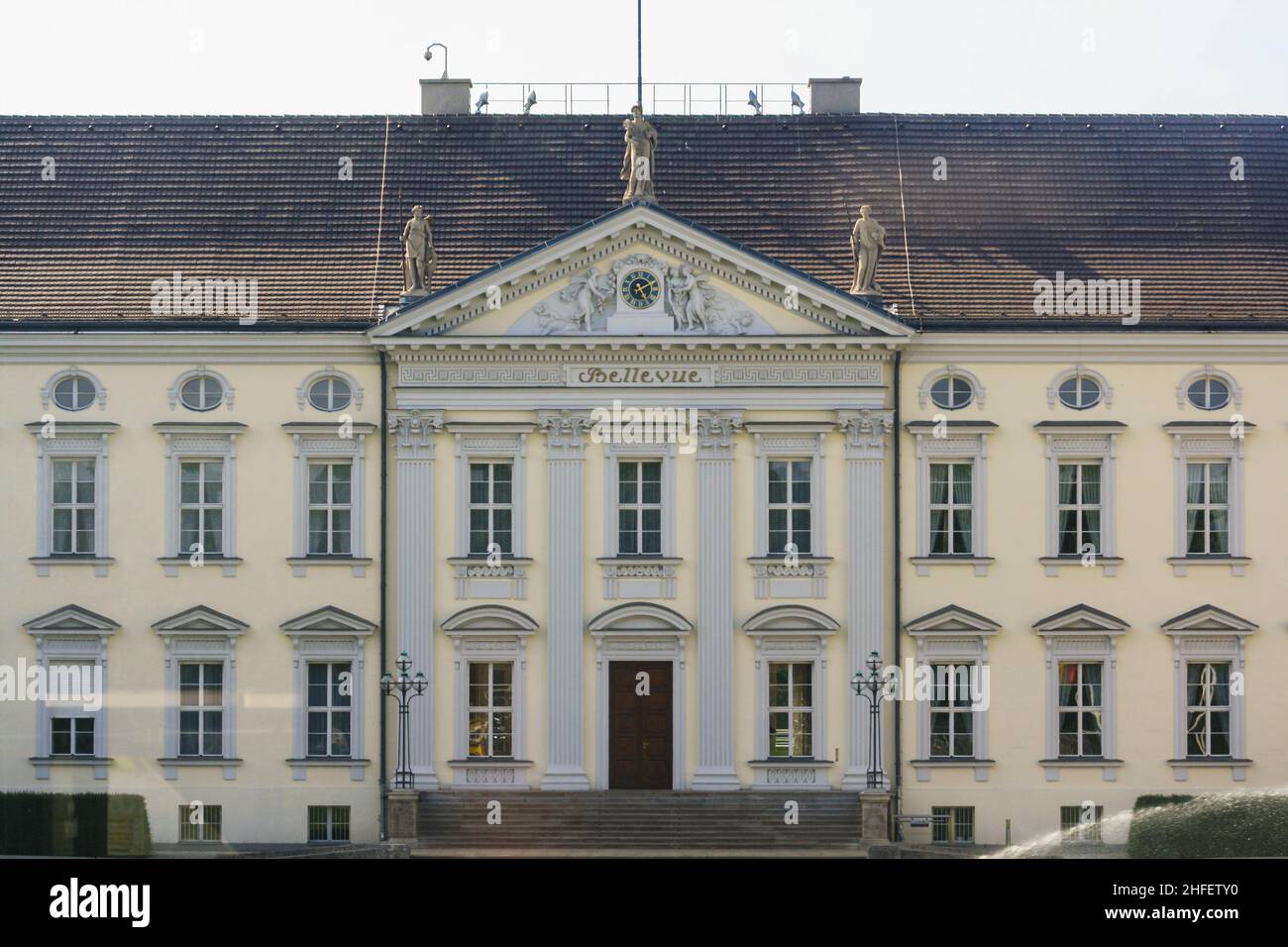 Vista dell'esterno dell'edificio di Schloss Bellevue, il palazzo presidenziale tedesco di Tiergarten, Berlino in estate. Nessuna gente. Foto Stock
