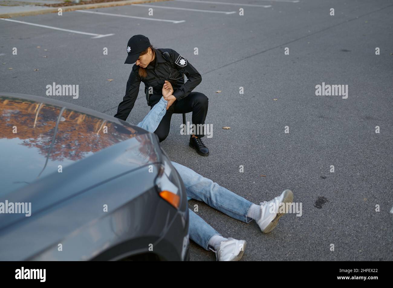 Poliziotto di controllo impulso della vittima di incidente auto Foto Stock