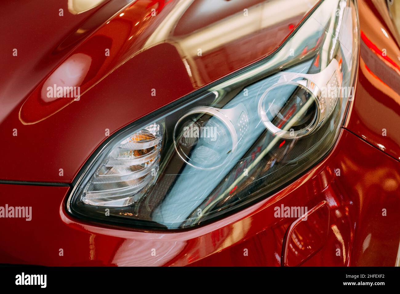 Vilnius Lituania. Chiudi Faro sinistro del nuovo SUV compatto Red Kia Sportage Car nell'Acropolis Center Foto Stock