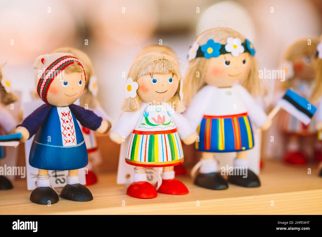 Bambole di legno estoni colorate al mercato di Tallinn, Estonia Foto Stock
