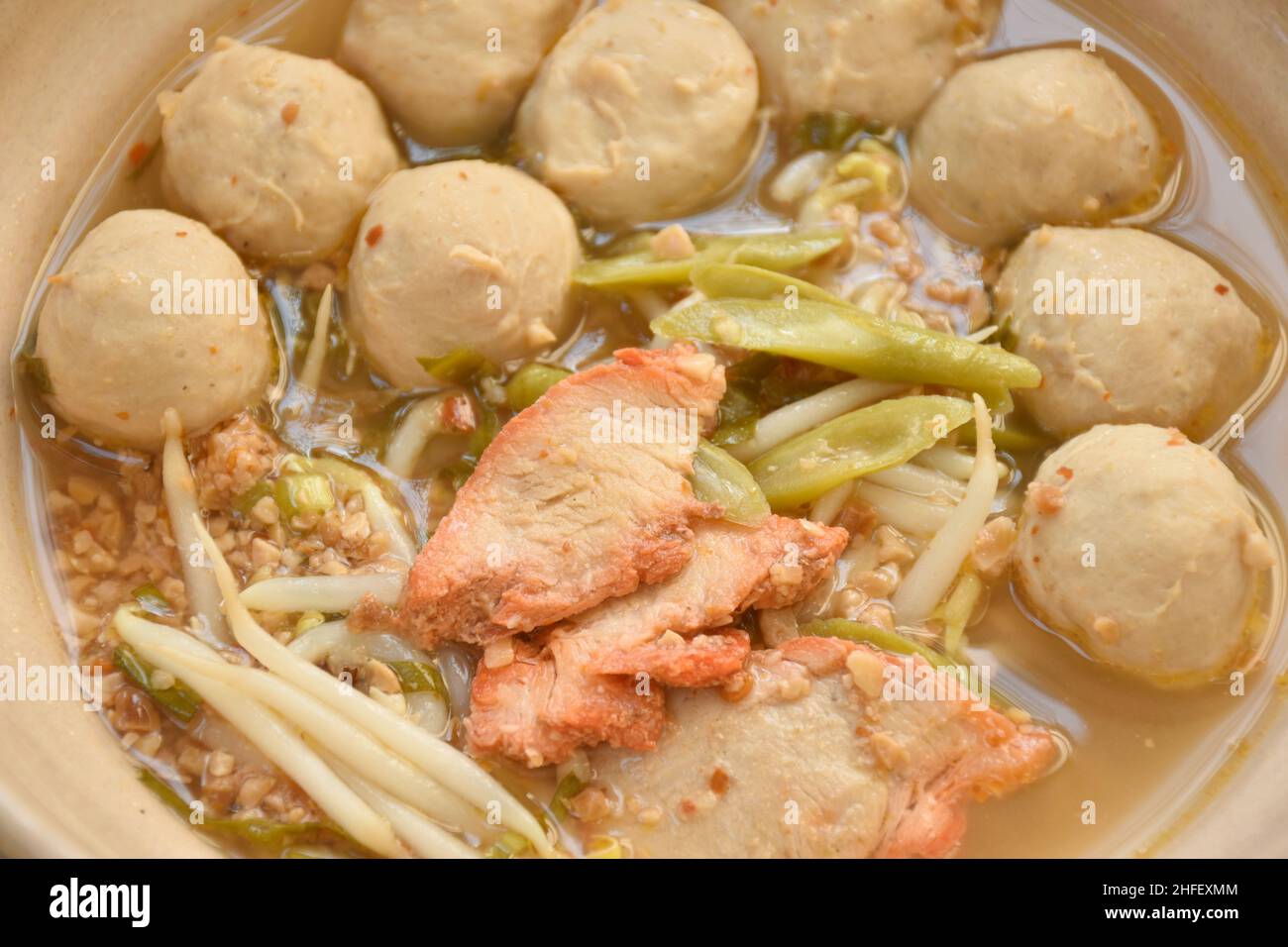 Barbecue bollito di maiale e polpette tagliando fetta di fagiolo lungo cortile e germoglio di fagiolo chiamato Thai Sukhothai noodle piccante farina di zuppa di tom yum su ciotola Foto Stock