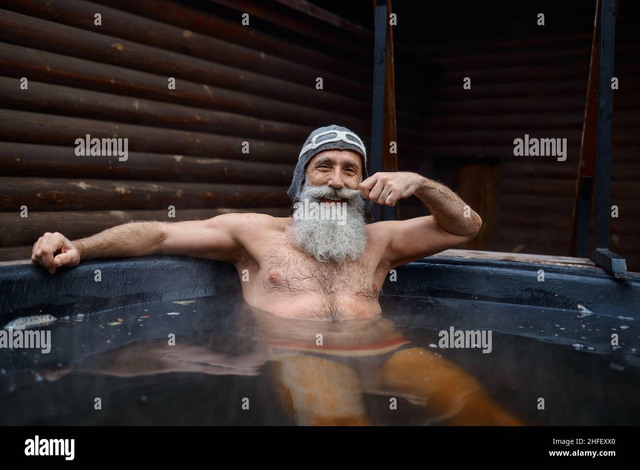 Uomo anziano barbuto in ritratto IVA esterna Foto Stock