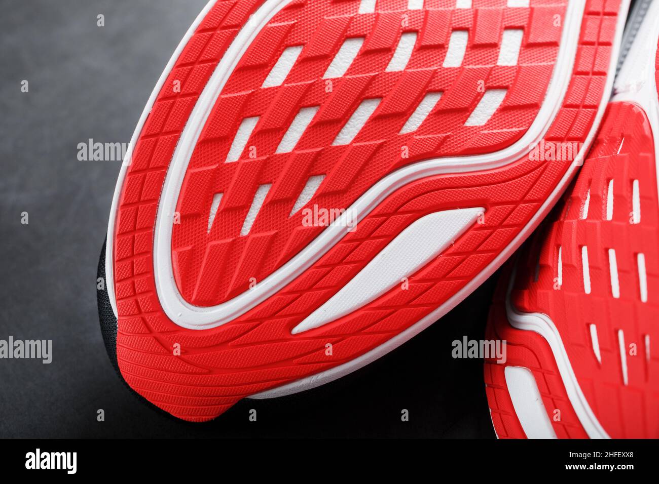 Scarpe da running con suole rosse su sfondo nero. Primo piano, vista  dall'alto Foto stock - Alamy