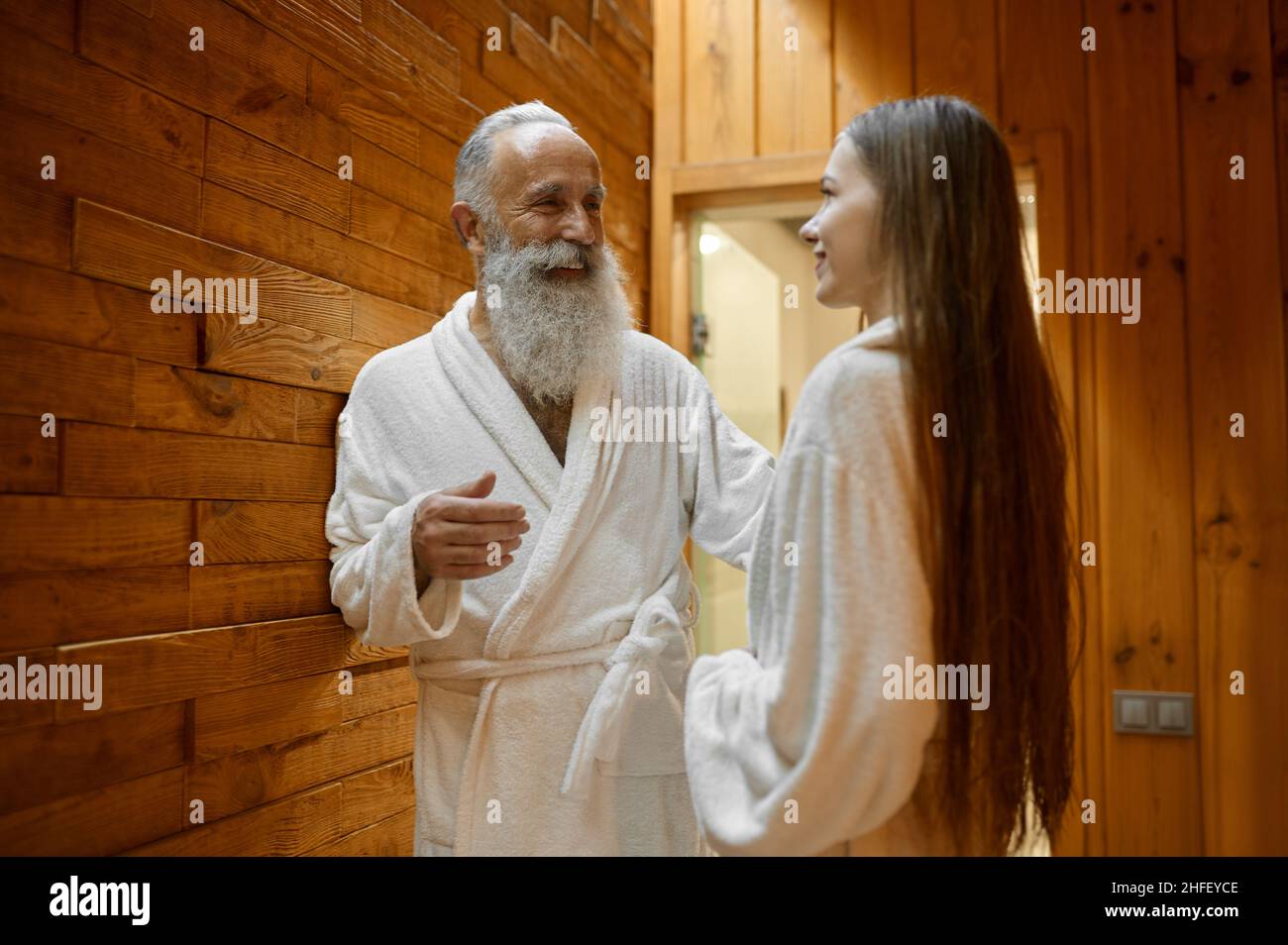 Uomo e donna che parlano nella sauna termale Foto Stock