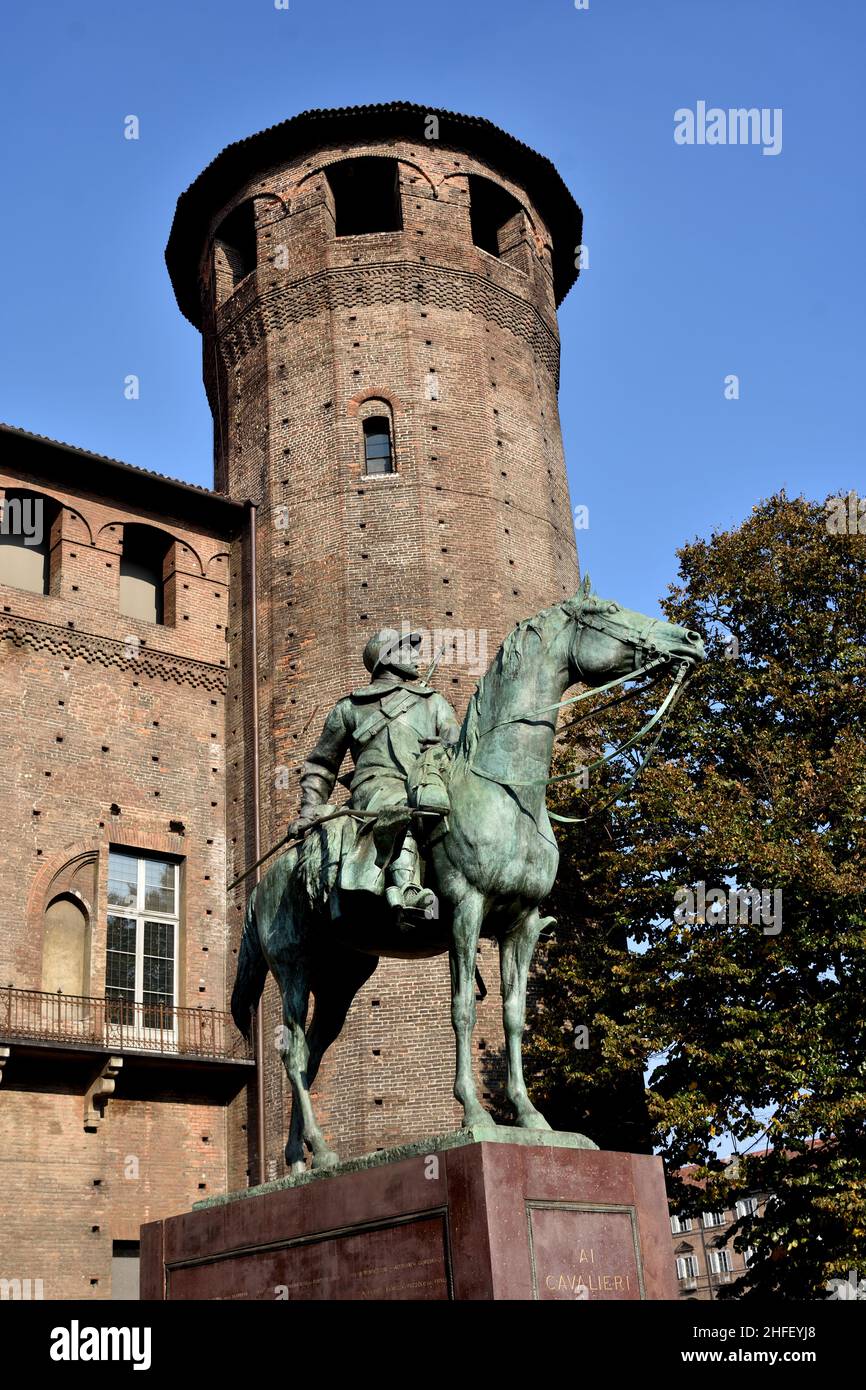 Piazza Castello a Torino monumento Cavaliere d'Italia Monumento Cavalieri d'Italia con il Castello degli Acaja sullo sfondo, italiano. Foto Stock