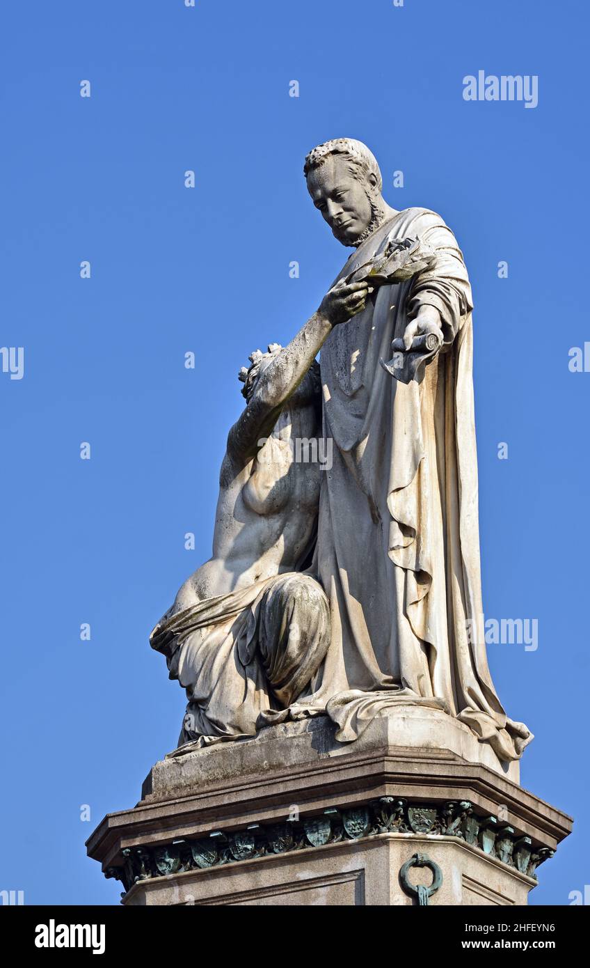 La statua del politico italiano Camillo Benso Conte di Cavour in Piazza Carlo Emanuele II, detta anche Piazza Carlina, Italia, Foto Stock