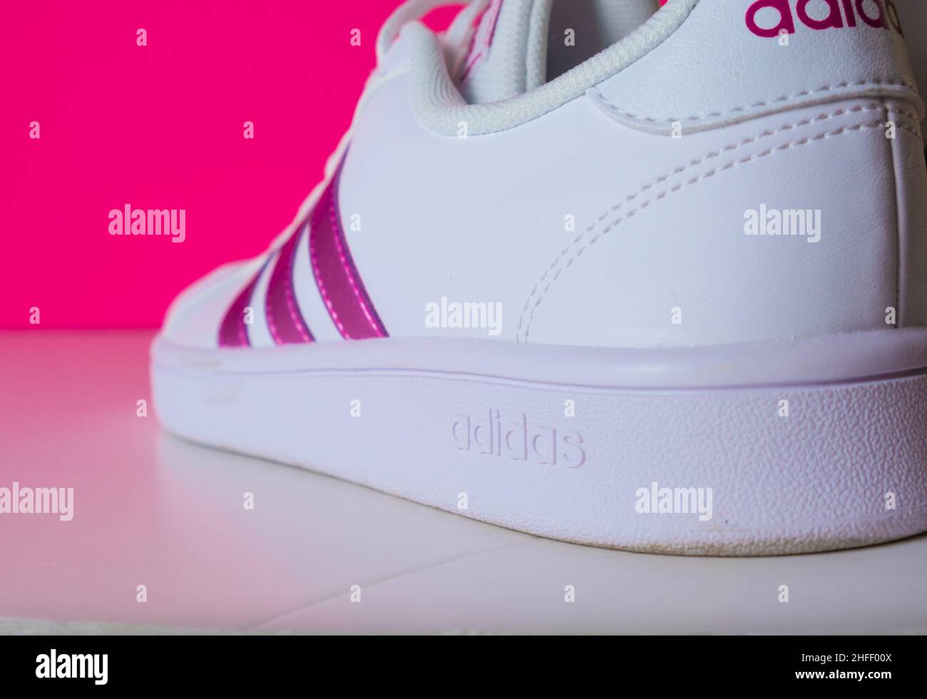 Badajoz, Spagna, 01, 16,2022. Scarpe da ginnastica rosa adidas con vista  laterale sul pavimento morbido focus con spazio copia Foto stock - Alamy