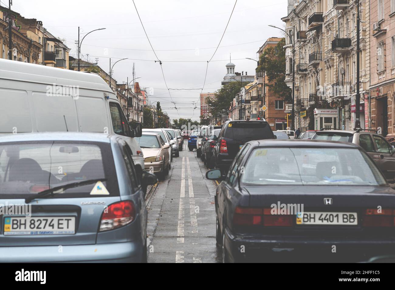 Odessa, Ucraina - 13 ottobre 2016: Il traffico si ingorga per le strade della città, formata dopo l'uragano Kristy. Tonalità Foto Stock