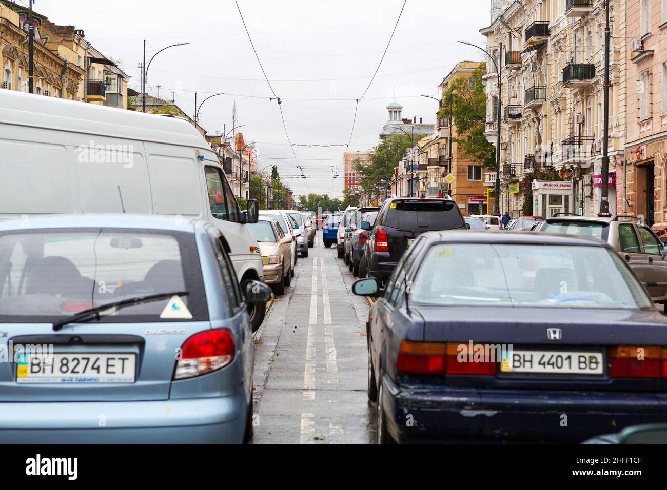 Odessa, Ucraina - 13 ottobre 2016: Il traffico si ingorga per le strade della città, formata dopo l'uragano Kristy. Foto Stock
