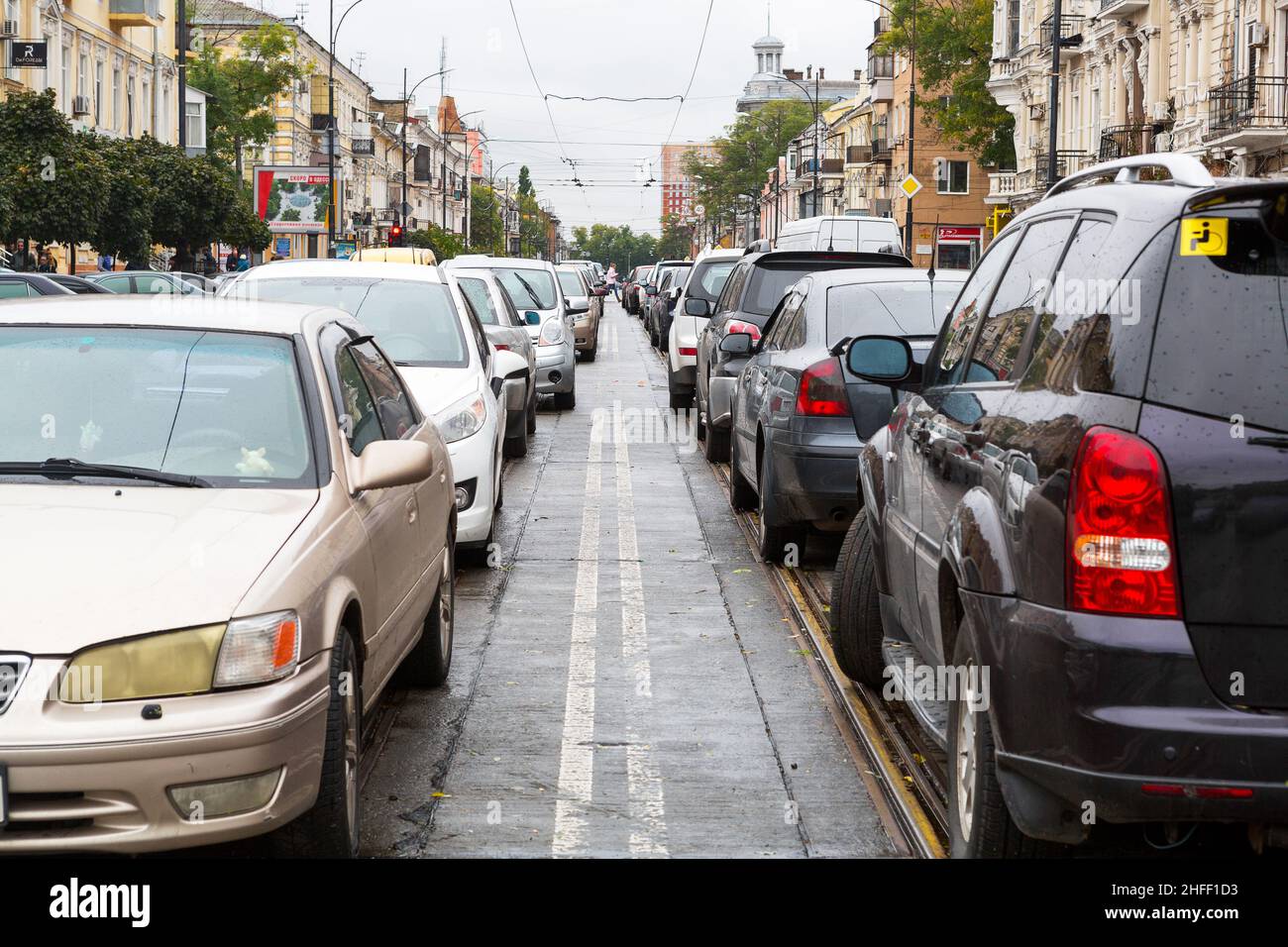 Odessa, Ucraina - 13 ottobre 2016: Il traffico si ingorga per le strade della città, formata dopo l'uragano Kristy. Foto Stock