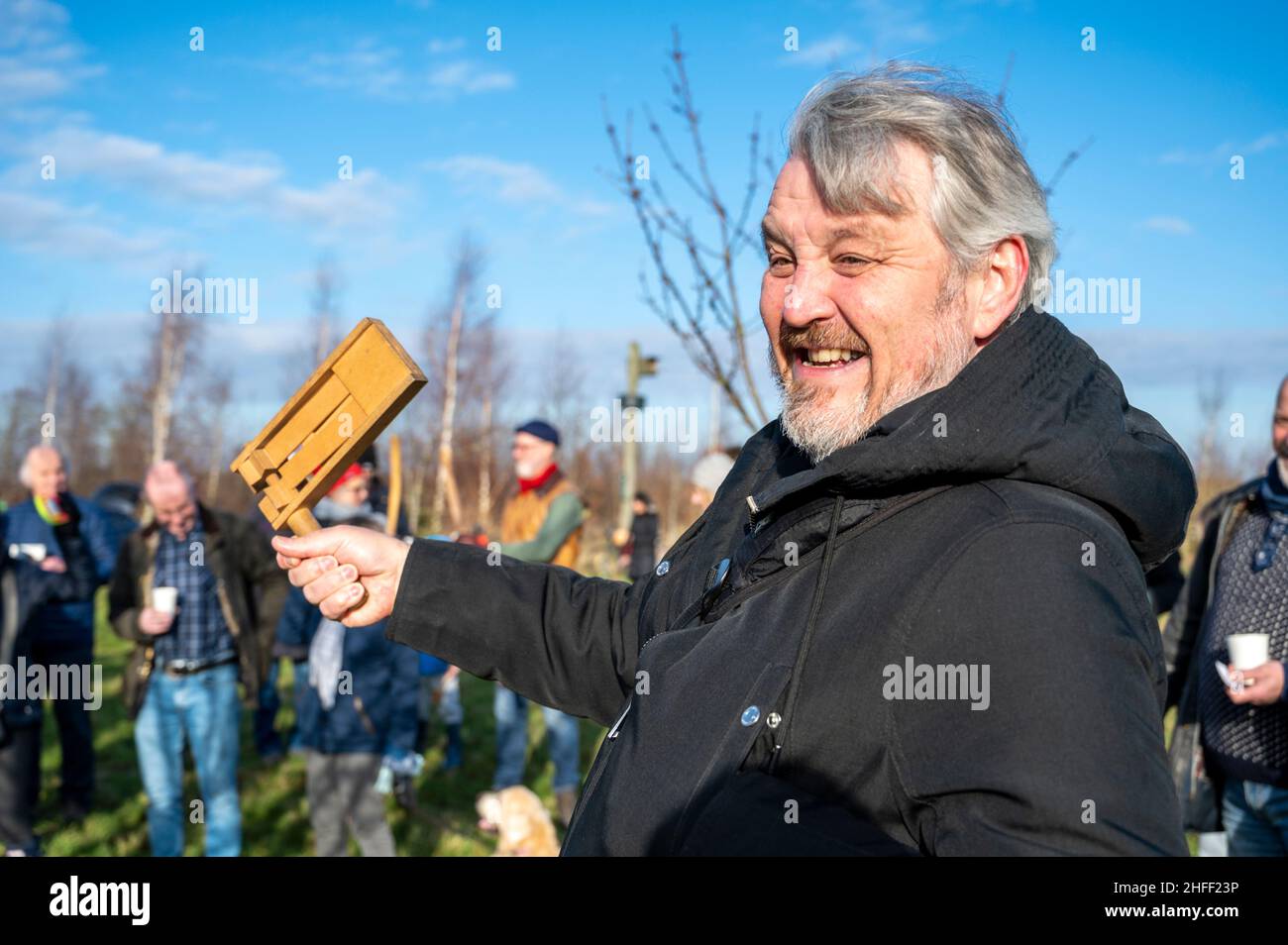 Willingham Cambridgeshire 16th gennaio 2022. Gli abitanti del villaggio celebrano l'antica tradizione di wassailing nella comunità frutteto per svegliare gli alberi da frutta e spaventare via gli spiriti malvagi per garantire un buon raccolto in autunno. Un re di wassail e la regina sono stati coronati, poesie recitate, bevuto del sidro e pentole e padelle noisly picchiati per spaventare gli spiriti malvagi. La zona era una volta una regione di frutticoltura importante ma ora soltanto alcuni frutteti rimangono. Credit: Julian Eales/Alamy Live News Foto Stock