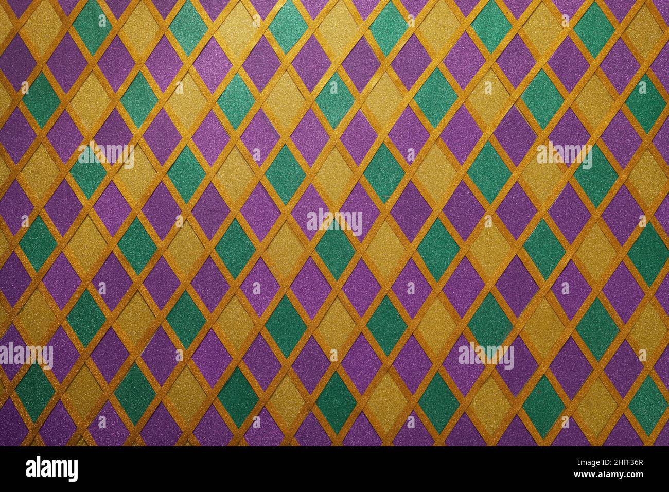 Verde lucido, viola e dorato scintillante paillettes diamanti tessuto. Mardi Gras sfondo vacanza. Foto Stock