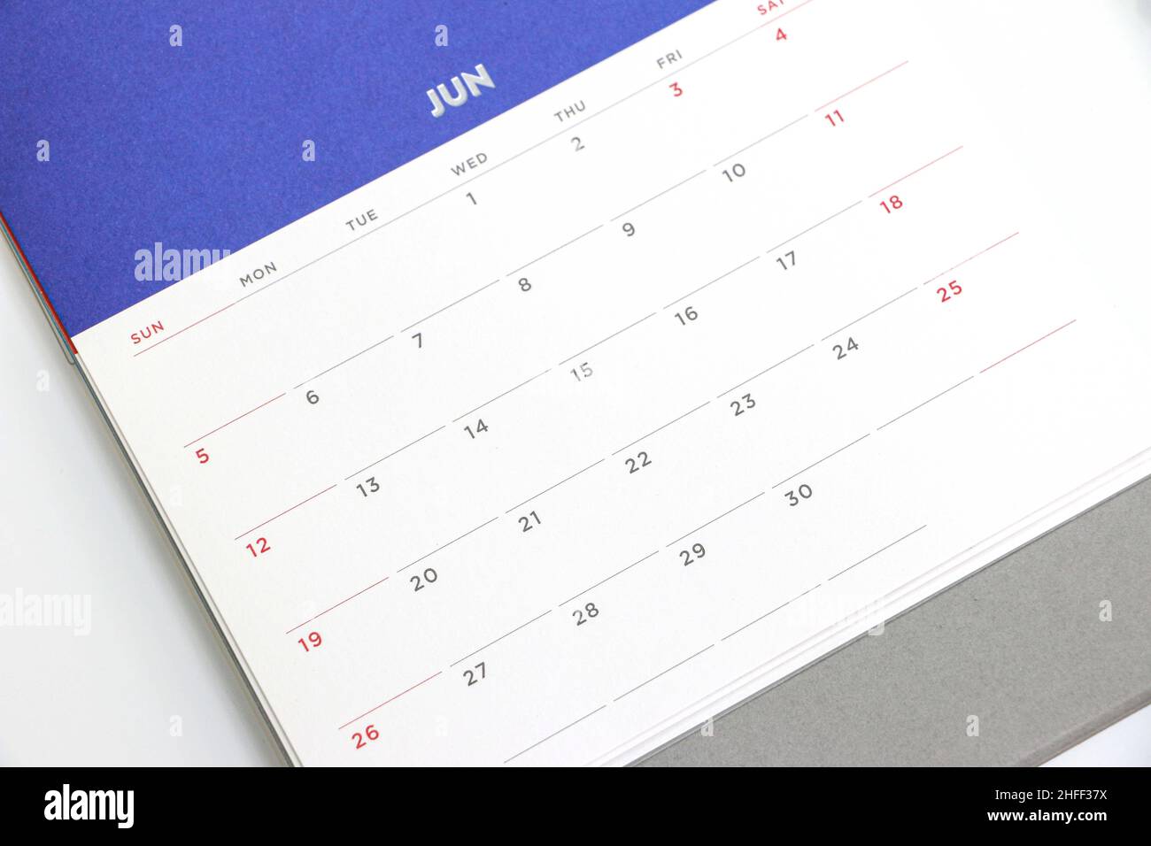 Calendario di giugno 2022 su una scrivania Foto Stock