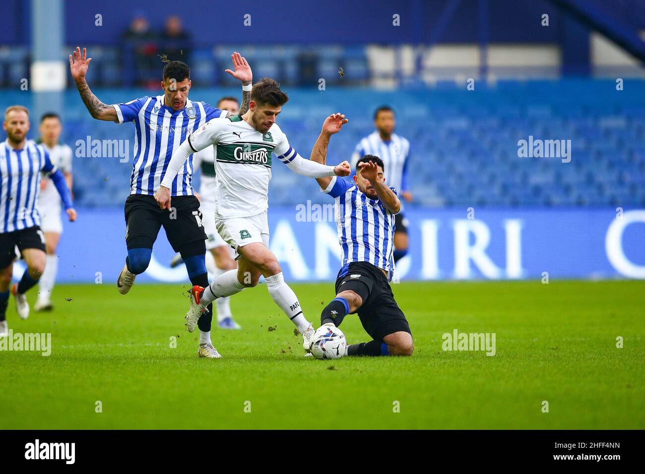 Hillsborough, Sheffield, Inghilterra -15th gennaio 2022 massimo Luongo (21) di Sheffield Mercoledì con un brillante attacco per fermare la corsa di Joe Edwards (8) di Plymouth - durante la partita Sheffield Mercoledì v Plymouth Argyle, Sky Bet League One, 2021/22, Hillsborough, Sheffield, Inghilterra - 15th gennaio 2022 credito: Arthur Haigh/WhiteRosePhotos/Alamy Live News Foto Stock