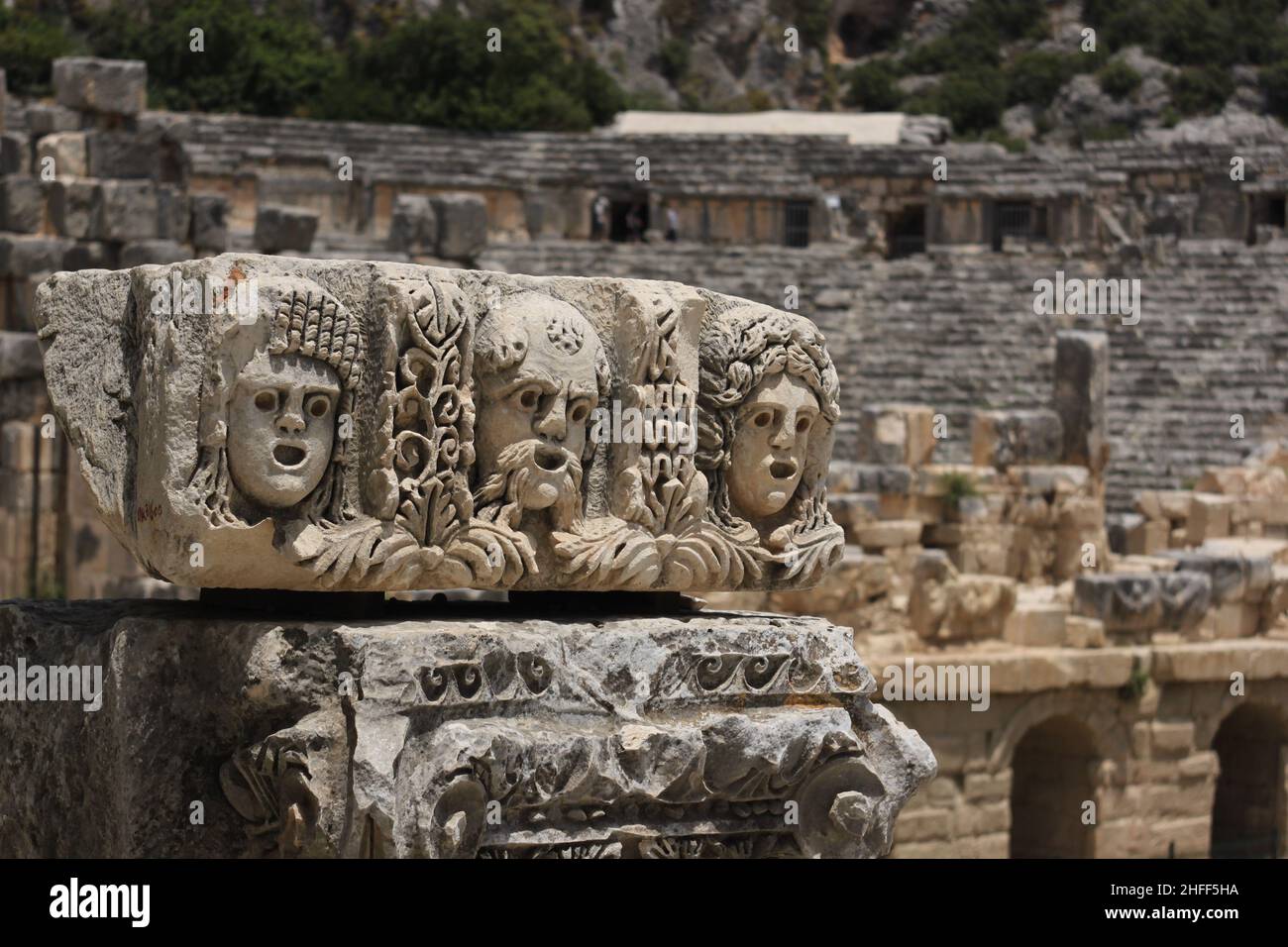 Demre, Antalya, Turchia - Giugno 18 2014: Maschere teatrali nel Myra Ancient City Theatre, Turchia Foto Stock
