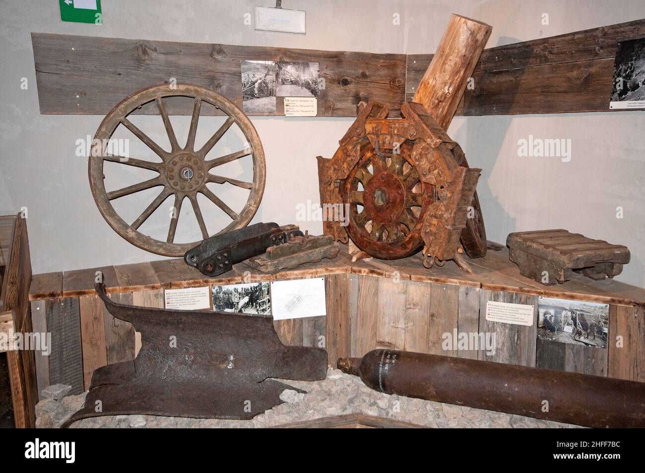 Antiche reliquie al museo della prima Guerra Mondiale a Passo Pordoi, Canazei, Trento, Trentino-Alto Adige, Italia Foto Stock
