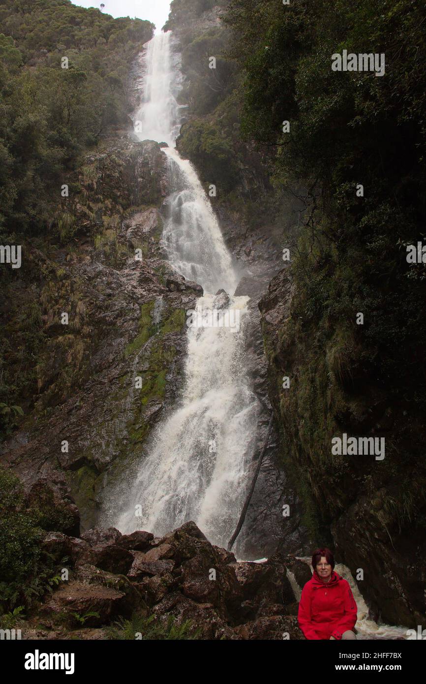 Donna a Montezuma Falls in Tasmania, Australia Foto Stock