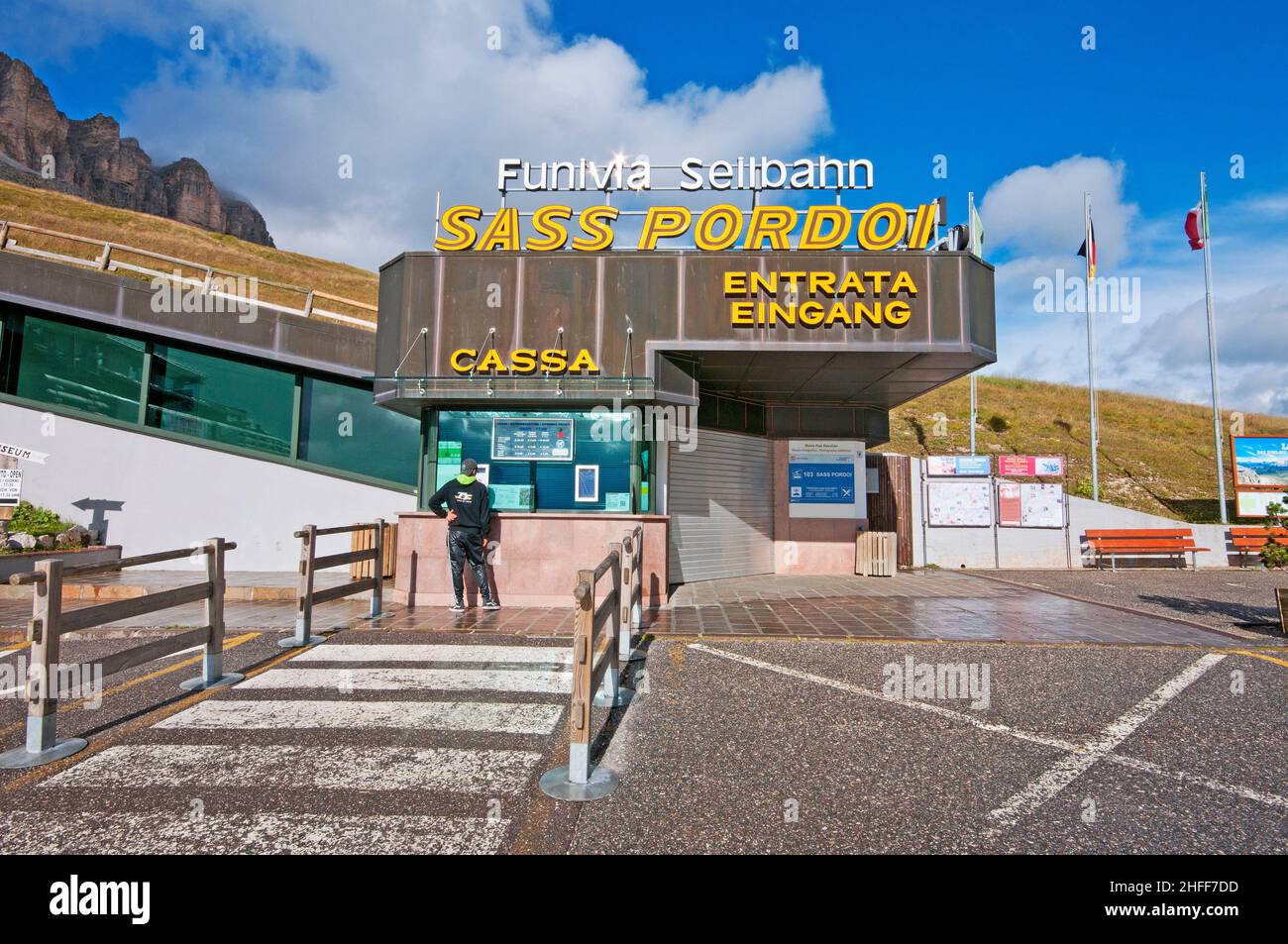 Passo Pordoi (2239 mt), stazione della funivia per Sass Pordoi (2950 mt), Trento, Trentino-Alto Adige, Italia Foto Stock