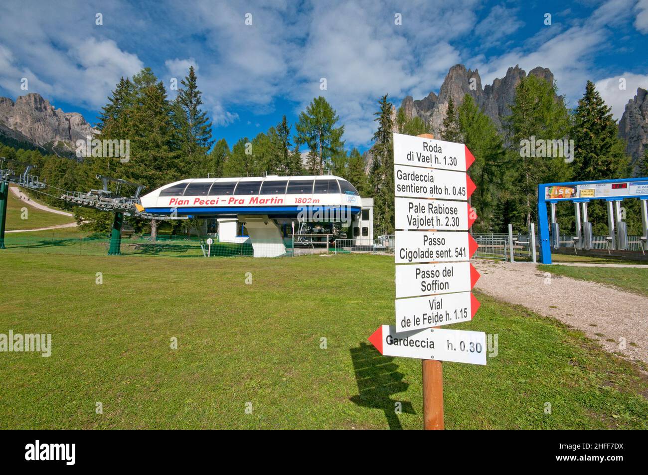 Pian Pecei (1802 mt) con seggiovia e indicazioni stradali, Val di Fassa, Trento, Trentino-Alto Adige, Italia, Euro Foto Stock