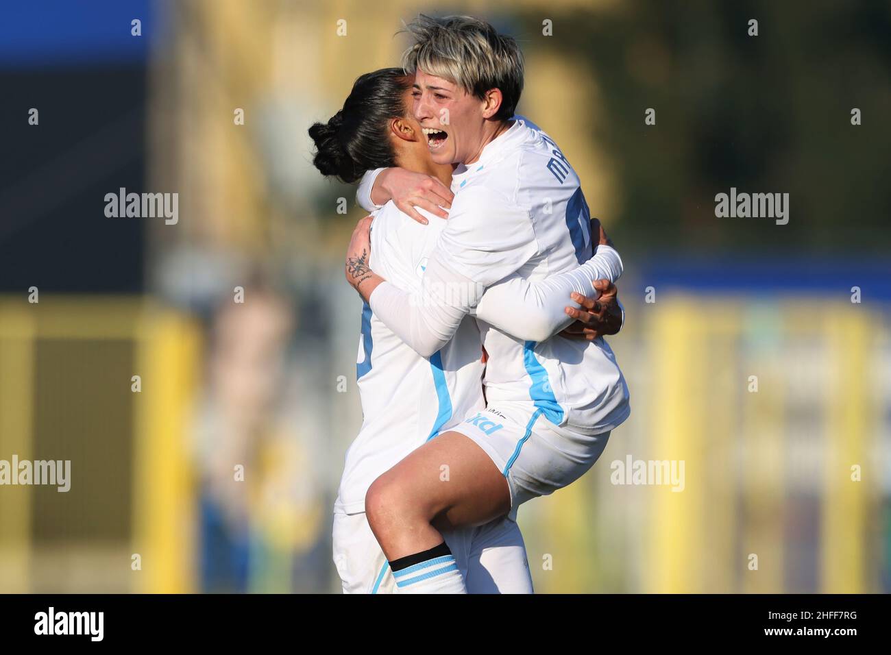 Milano, Italia, 16th gennaio 2022. Claudia Mauri di Napoli Femminile festeggia con il compagno di squadra Florencia Jaimes dopo aver segnato a livello il gioco a 1-1 durante la serie A Femminile match al Suning Youth Development Center di Milano. Il credito d'immagine dovrebbe essere: Jonathan Moscrop / Sportimage Foto Stock