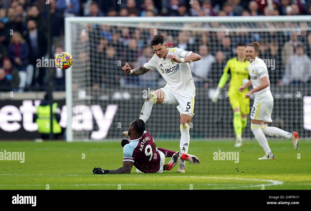 Il West Ham United's Michail Antonio fouls il Robin Koch del Leeds United e riceve una carta gialla durante la partita della Premier League al London Stadium di Londra. Data foto: Domenica 16 gennaio 2022. Foto Stock