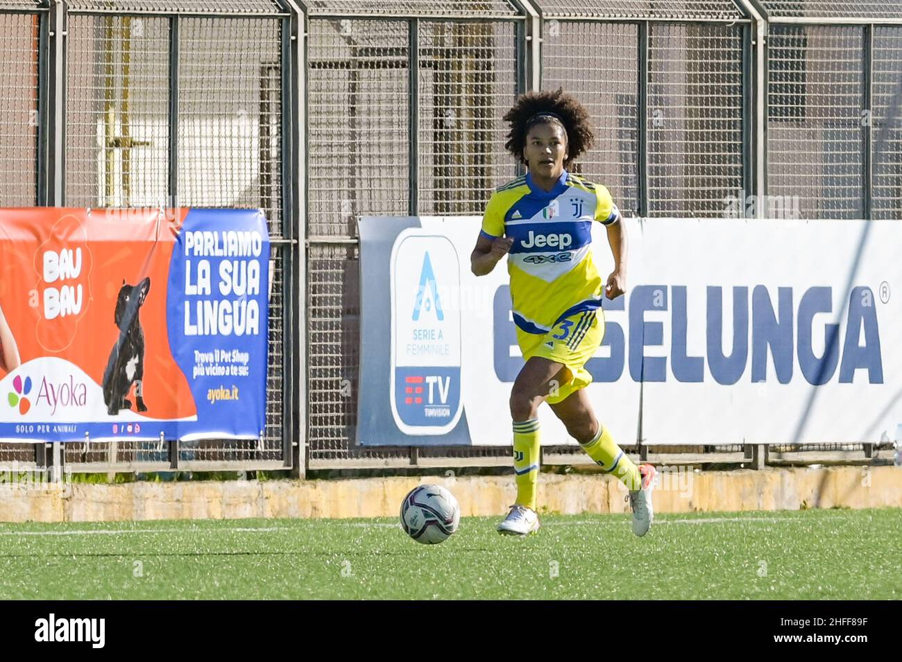 Pomigliano, Italia. 16th Jan 2022. Sara Gama (3) Juventus le donne controllano la palla durante la Serie Italiana A Women 2021/2022 Match tra Pomigliano Calcio Femminile vs Juventus Donne il 16 gennaio 2022 allo Stadio Ugo Gobbato di Pomigliano Italia Credit: Independent Photo Agency/Alamy Live News Foto Stock