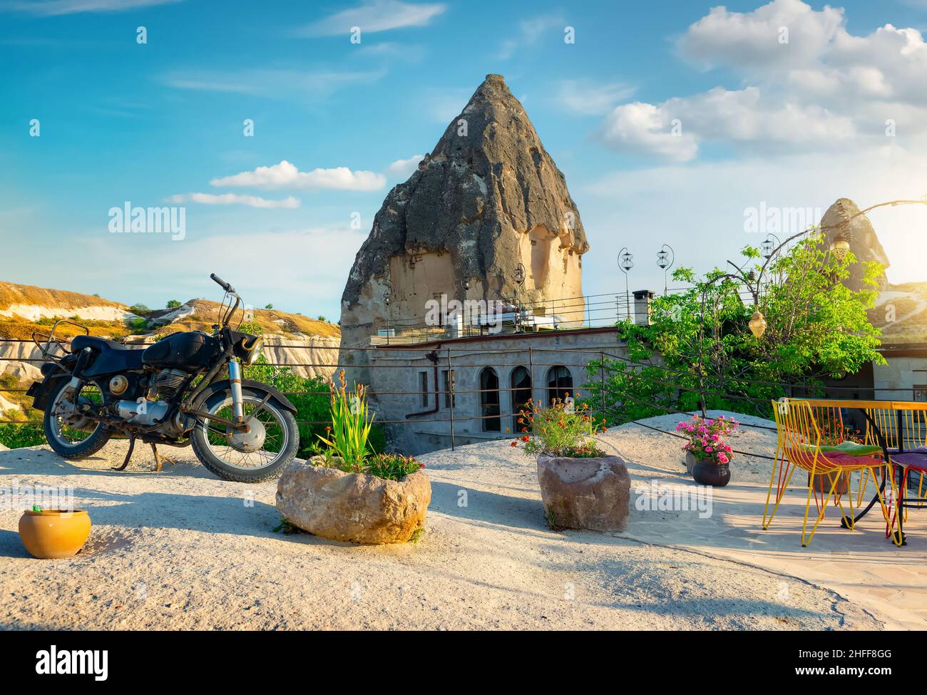 Vista della città di Goreme con grotte Foto Stock