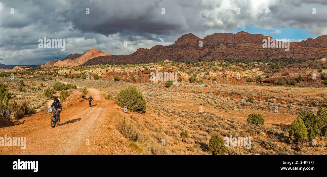 Ciclisti, House Rock Valley Road (1065 strada), Coyote Buttes, Coyote Valley, al confine del Vermilion Cliffs National Monument, Arizona, Stati Uniti Foto Stock