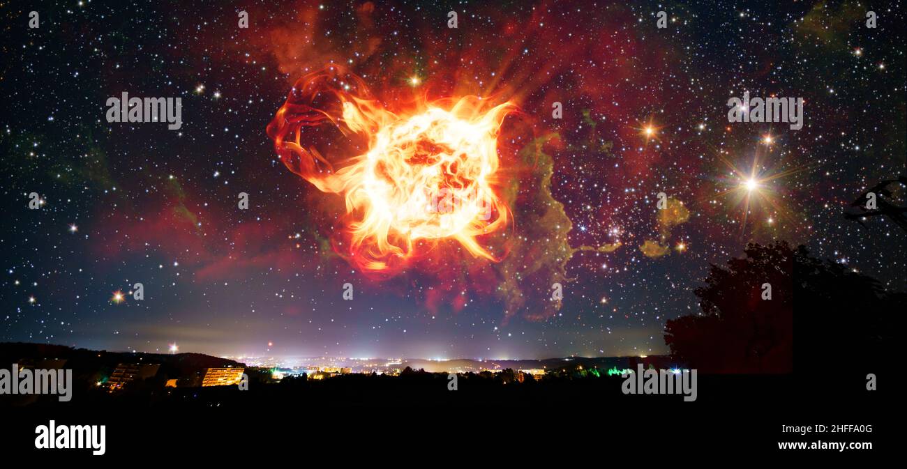 Fantastico cielo notturno sulla città con vista di un'esplosione di asteroidi nell'atmosfera della terra. Elementi di questa immagine sono stati forniti dalla NASA Foto Stock
