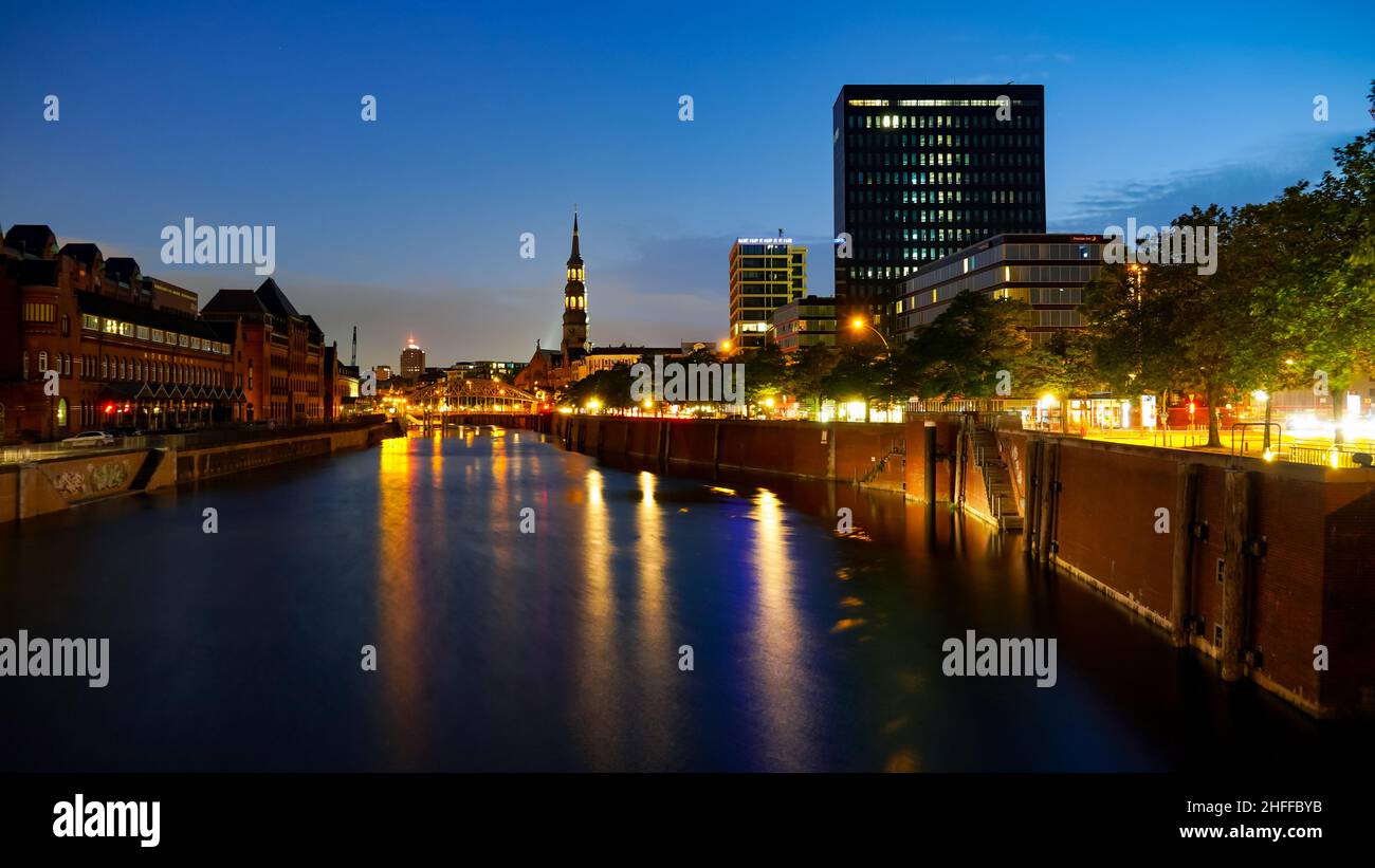 Vista notturna di Speicherstadt ad Amburgo Foto Stock